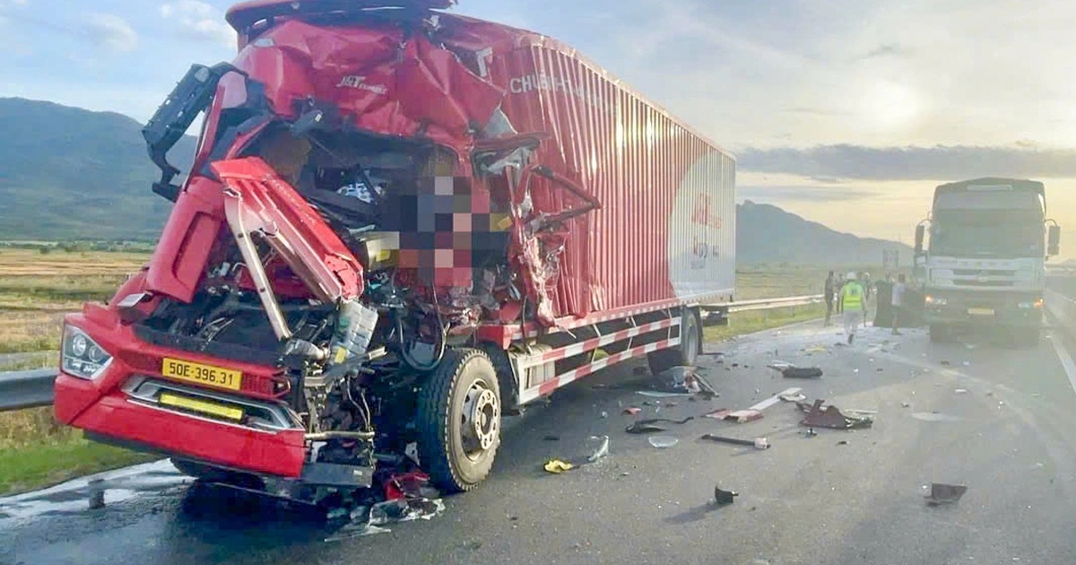 Xe tải biến dạng, tài xế kẹt ở cabin sau va chạm trên cao tốc qua Lâm Đồng