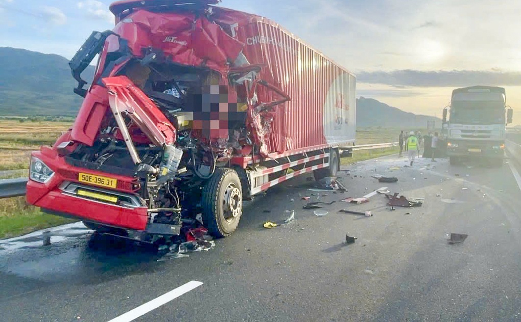 Xe tải biến dạng, tài xế kẹt ở cabin sau va chạm trên cao tốc qua Lâm Đồng - 1 Xe tải biến dạng, tài xế kẹt ở cabin sau va chạm trên cao tốc qua Lâm Đồng - 1