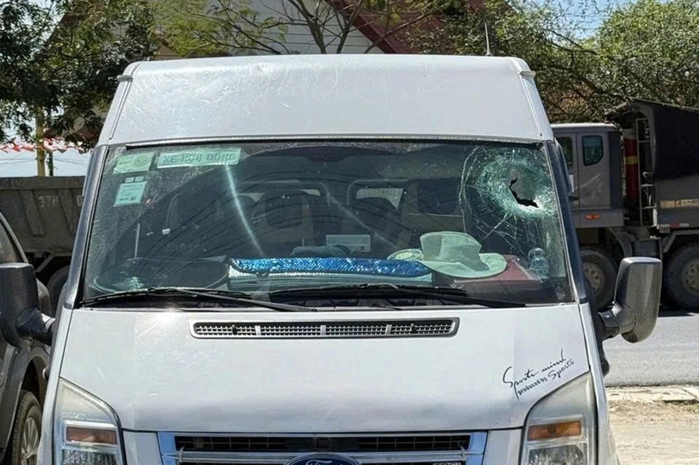 Xe tải làm rơi đá trúng ô tô trên đèo ở Lâm Đồng, du khách Nga tử vong - 1