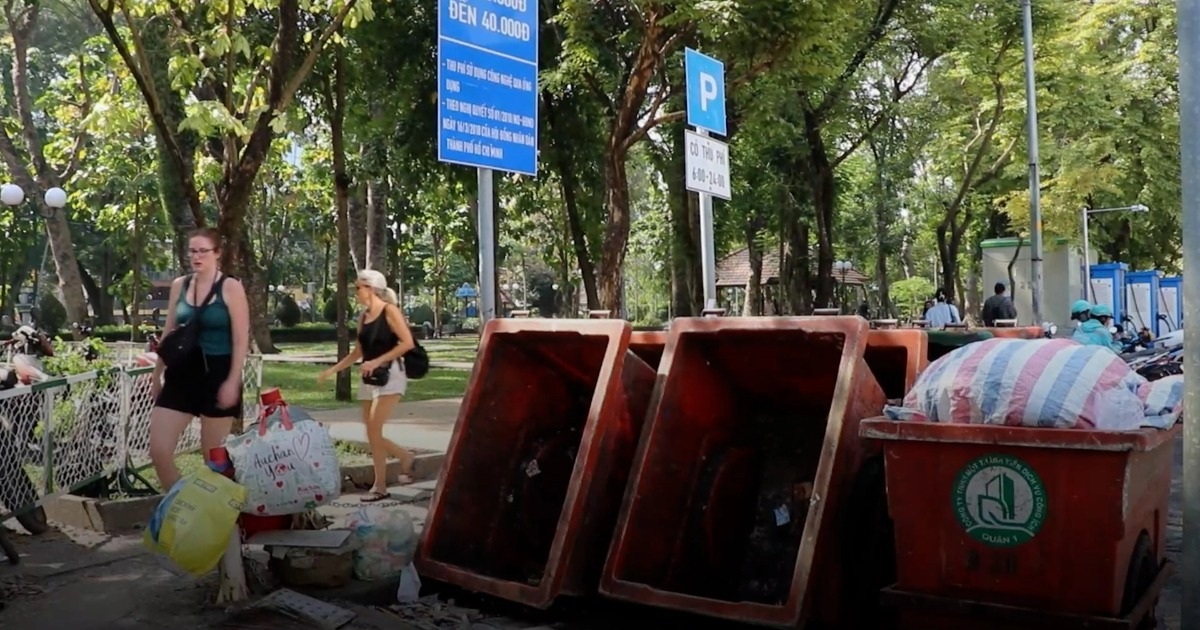 Du khách phản ánh rác thải, lối đi bất tiện tại công viên trung tâm TPHCM