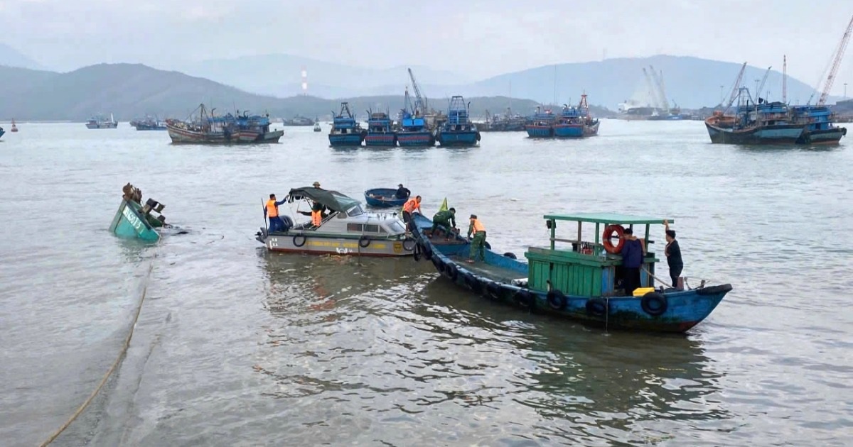 Tàu cá TPHCM chở 4 ngư dân chìm ở cảng Hòn La