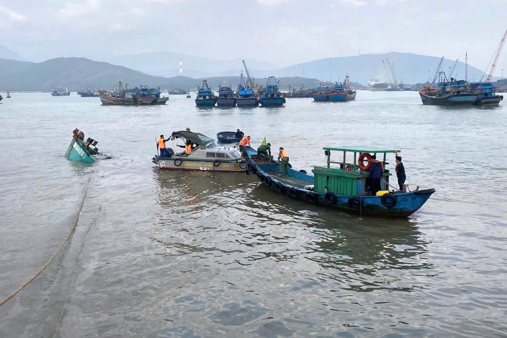 Tàu cá TPHCM chở 4 ngư dân chìm ở cảng Hòn La - 1