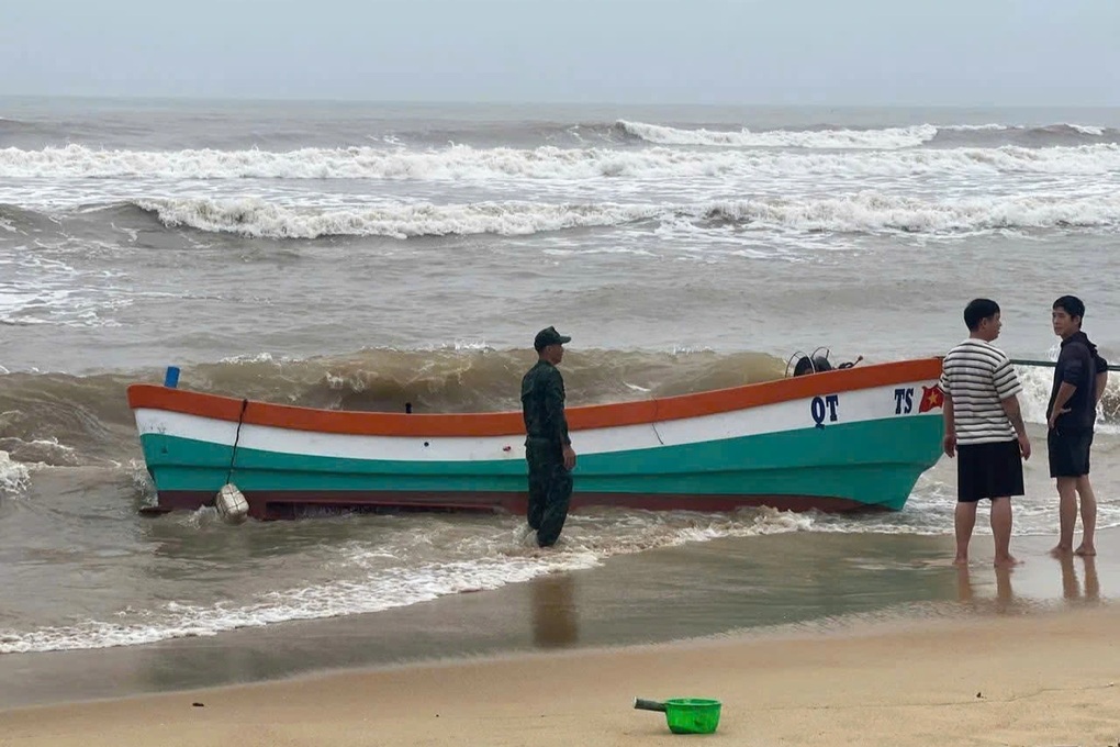Vụ tàu cá không người dạt vào bờ biển: Phát hiện thi thể ngư dân - 1