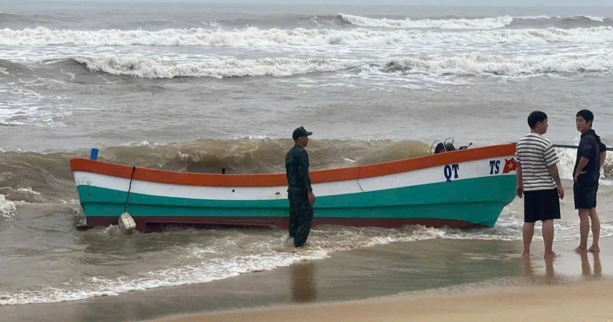 Tàu cá không người dạt vào bờ biển