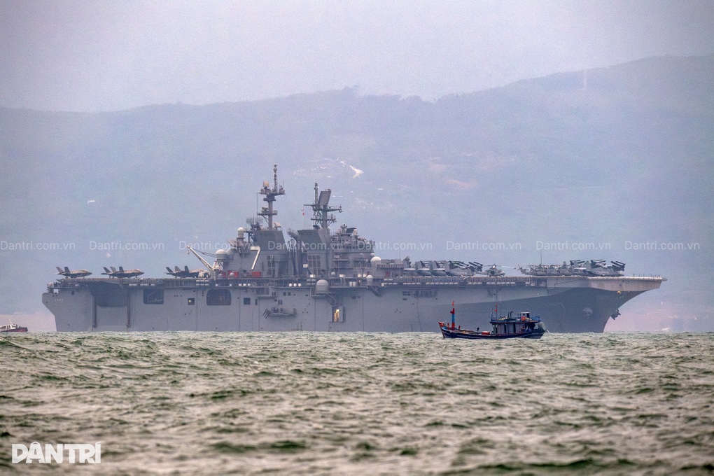 Tàu đổ bộ Tripoli của Mỹ mang siêu máy bay tàng hình F-35B vào thăm Đà Nẵng - 4