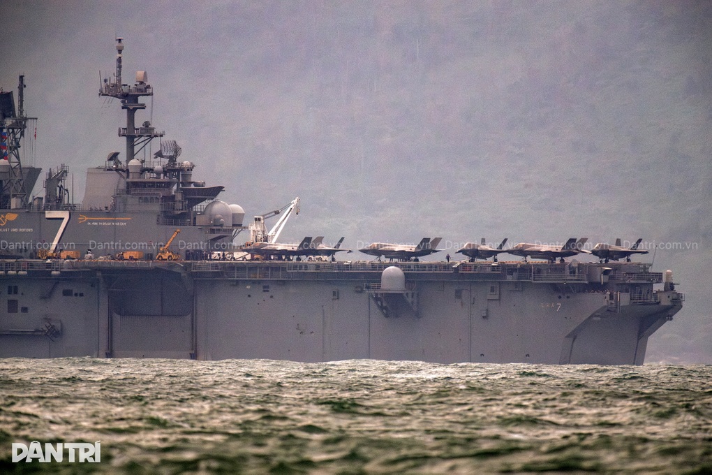 Tàu đổ bộ Tripoli của Mỹ mang siêu máy bay tàng hình F-35B vào thăm Đà Nẵng - 6