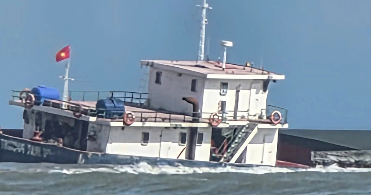 Tàu chở 9 thuyền viên và hơn 2.300 tấn clinker gặp sự cố trên biển