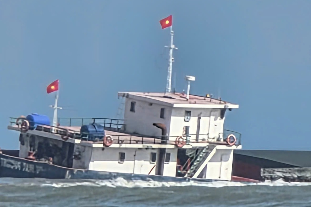 Tàu chở 9 thuyền viên và hơn 2.300 tấn clinker gặp sự cố trên biển - 1