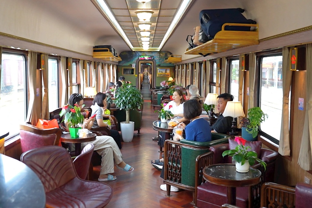 Đoàn tàu hạng sang Hoa phượng đỏ thu hơn 100 tỷ đồng sau 7 tháng vận hành - 1