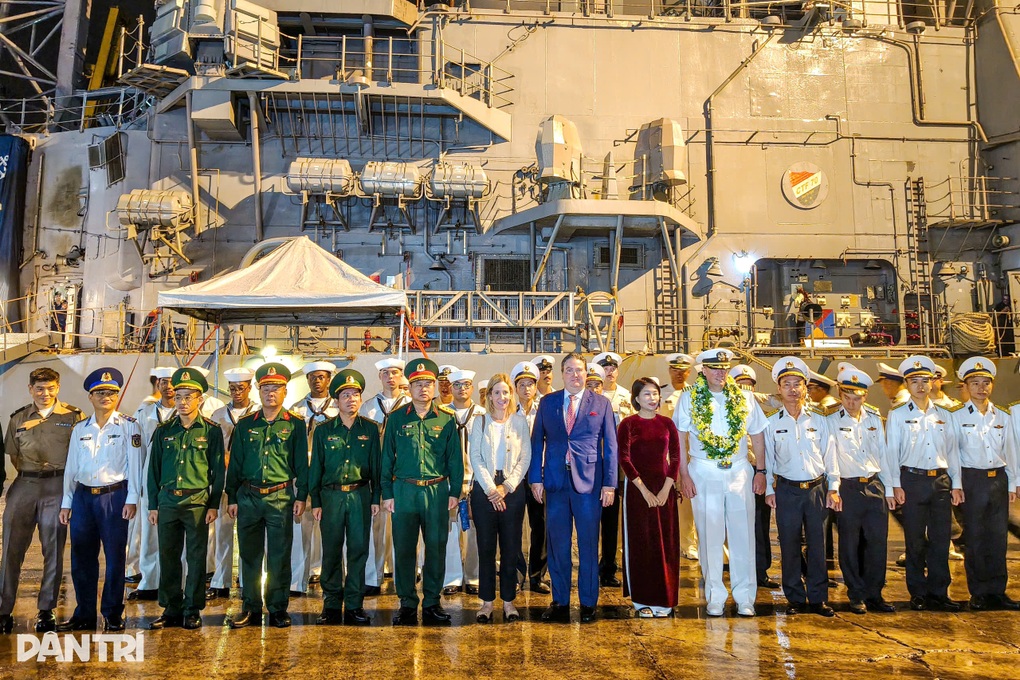 Đà Nẵng đón tàu đổ bộ và tàu tuần dương Hải quân Mỹ - 4