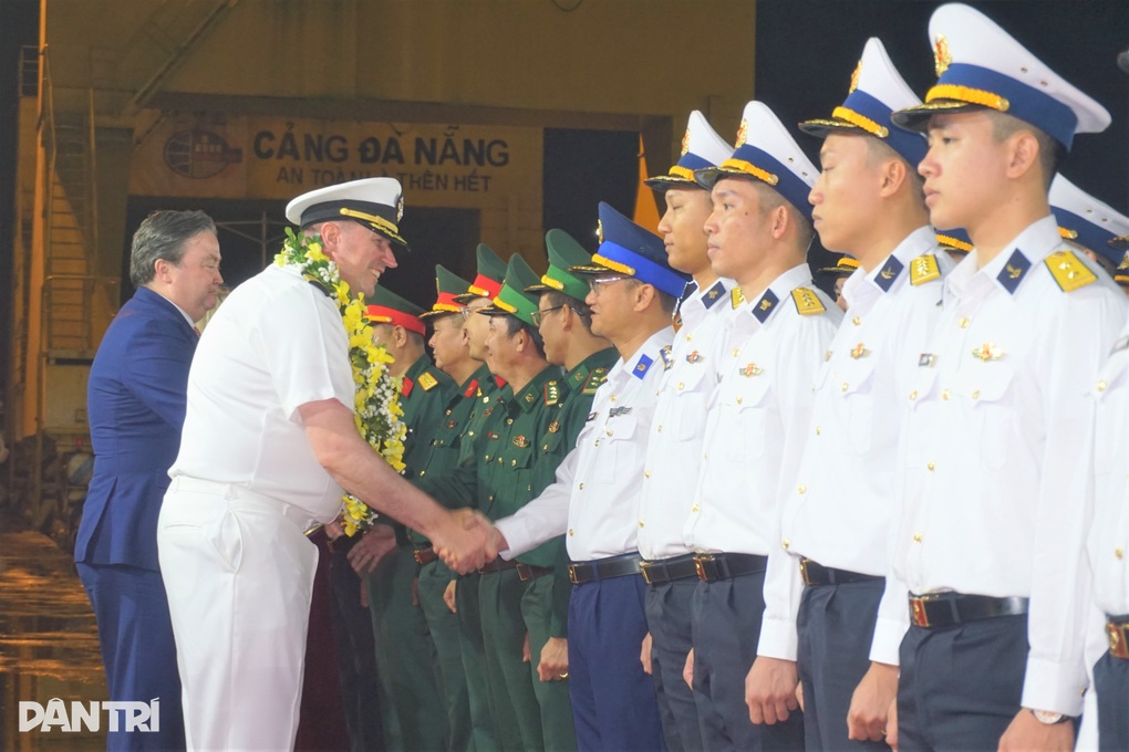 Đà Nẵng đón tàu đổ bộ và tàu tuần dương Hải quân Mỹ - 3