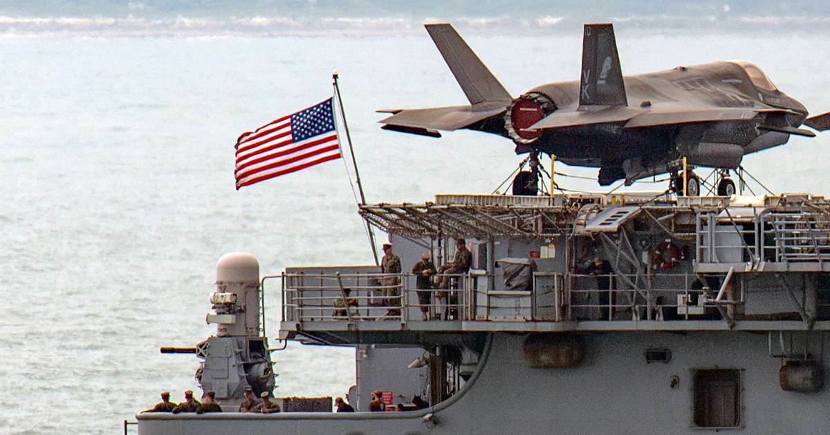 Ngắm siêu máy bay F-35B và dàn trực thăng trên tàu USS Tripoli thăm Đà Nẵng