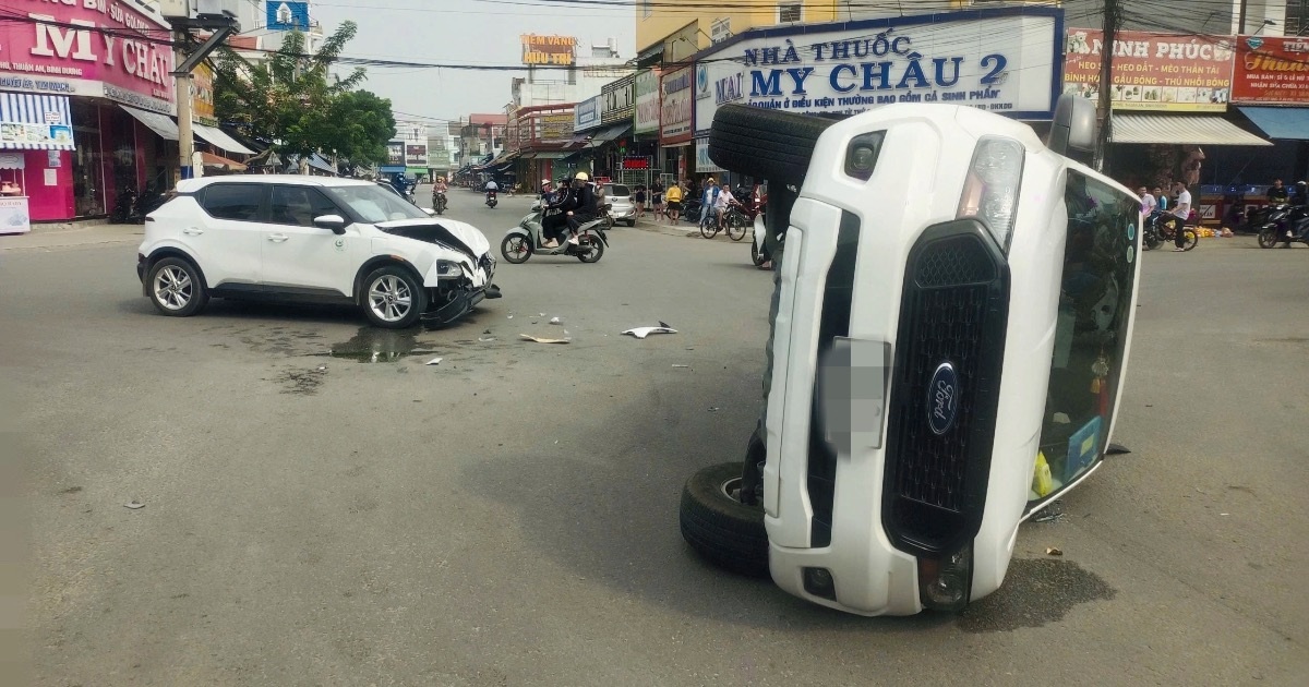 Taxi công nghệ tông lật xe bán tải trong khu dân cư ở TPHCM