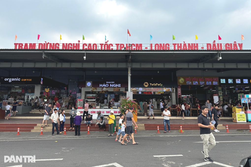 Trạm xăng dầu trên cao tốc TPHCM - Long Thành - Dầu Giây tiếp tục hoạt động - 1