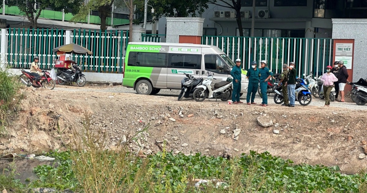 Thi thể nam giới dưới kênh trước trường học ở TPHCM