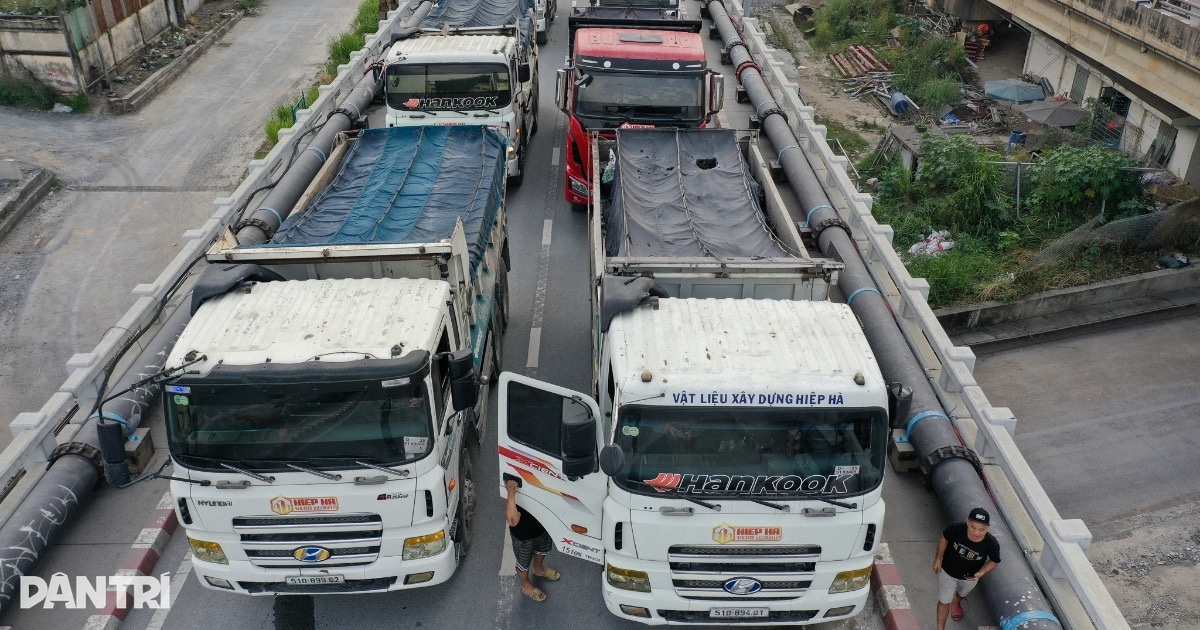 Cầu Bình Phước 1 được “thử sức” với 10 xe tải 27 tấn trước ngày thông xe