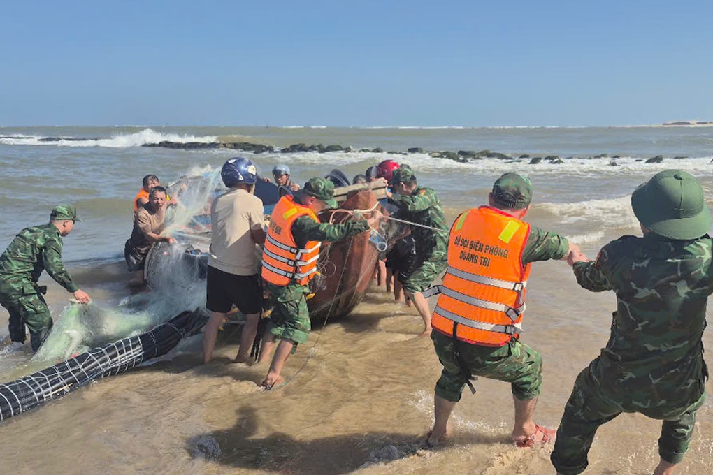 Tàu chở 9 thuyền viên và hơn 2.300 tấn clinker gặp sự cố trên biển - 2