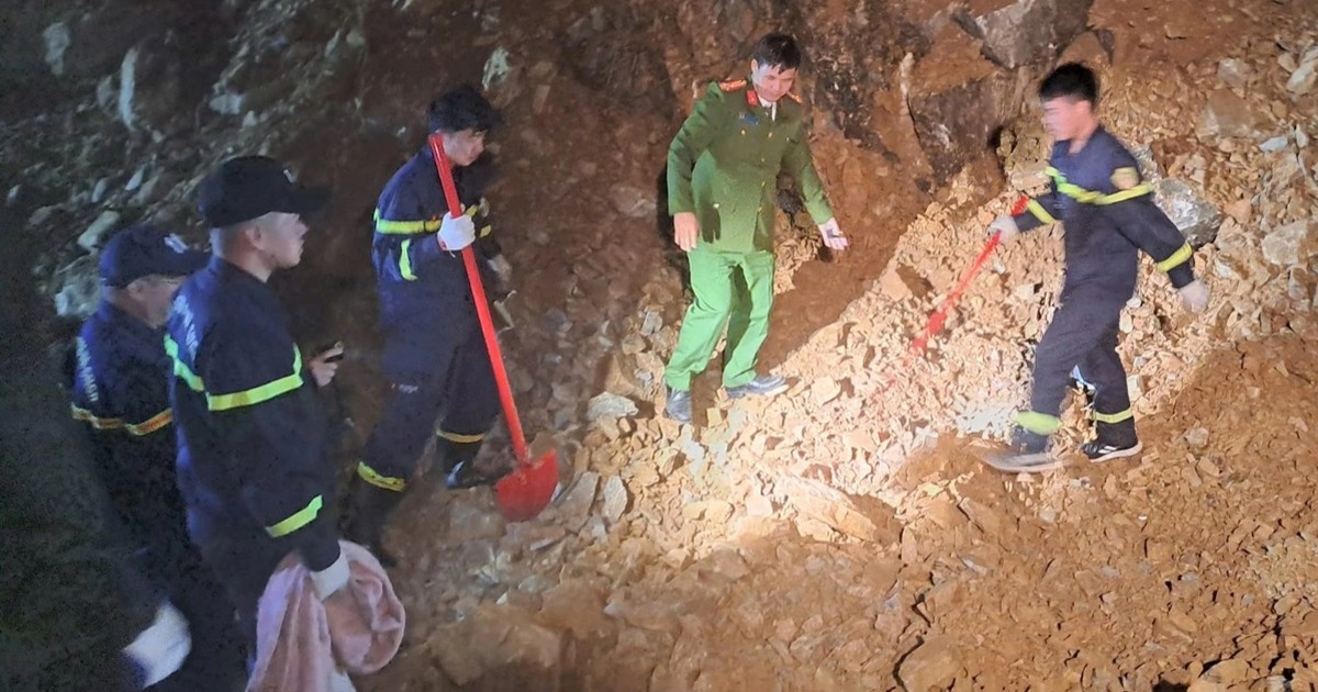 Xuyên đêm tìm nạn nhân bị đất đá vùi lấp trên quốc lộ 6 ở Phú Thọ