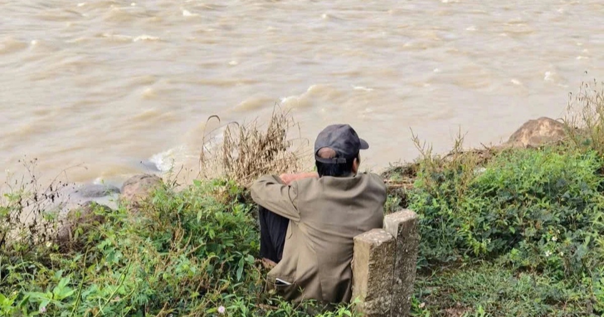 Vụ nữ sinh lớp 11 mất tích: Người bố ngồi bờ sông suốt tuần chờ tin con