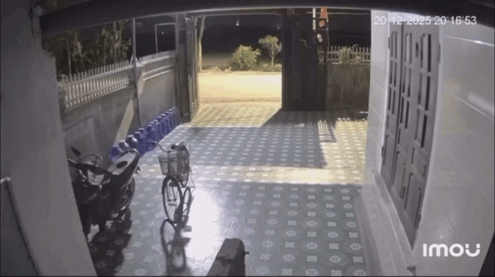 Va chạm với ô tô, người đi xe máy vắt ngang lên bờ rào - 1