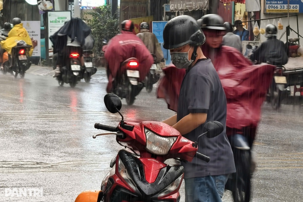 TPHCM mưa lớn trái mùa chiều Giáng sinh - 1