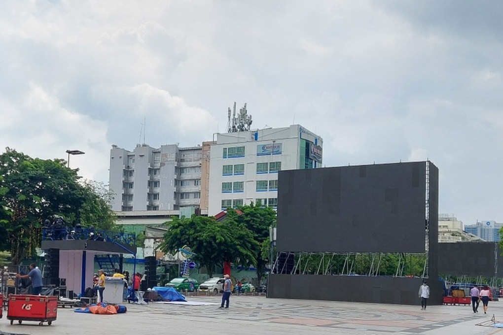 TPHCM chiếu bóng đá SEA Games 33 qua màn hình LED ở đường Lê Lợi - 1