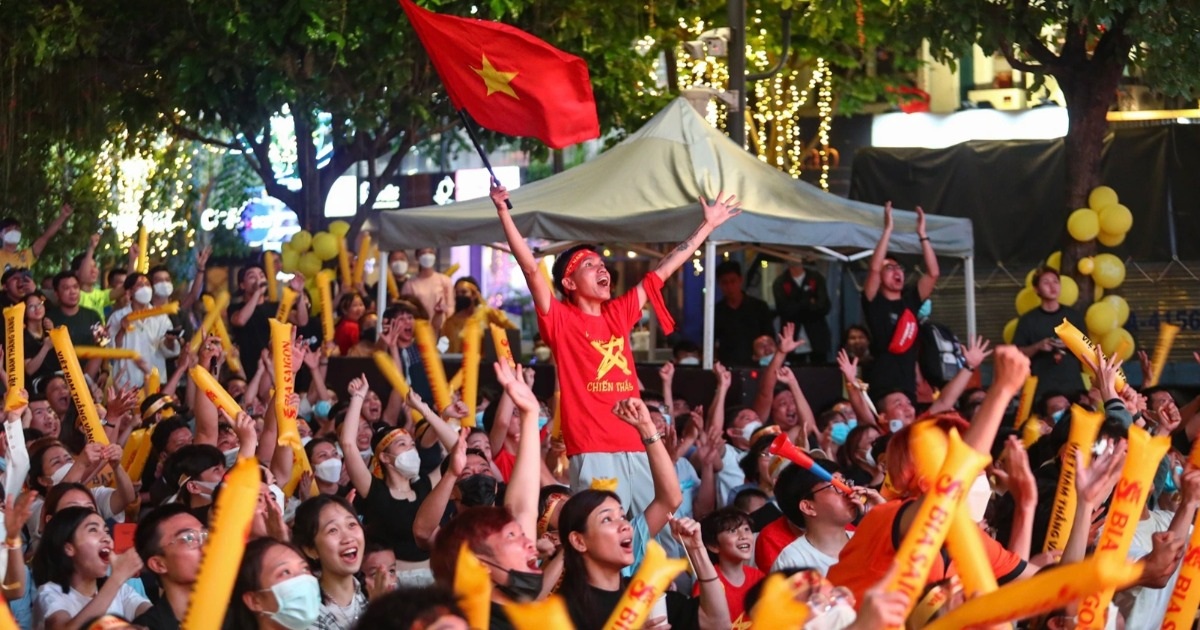 TPHCM chiếu bóng đá SEA Games 33 qua màn hình LED ở đường Lê Lợi