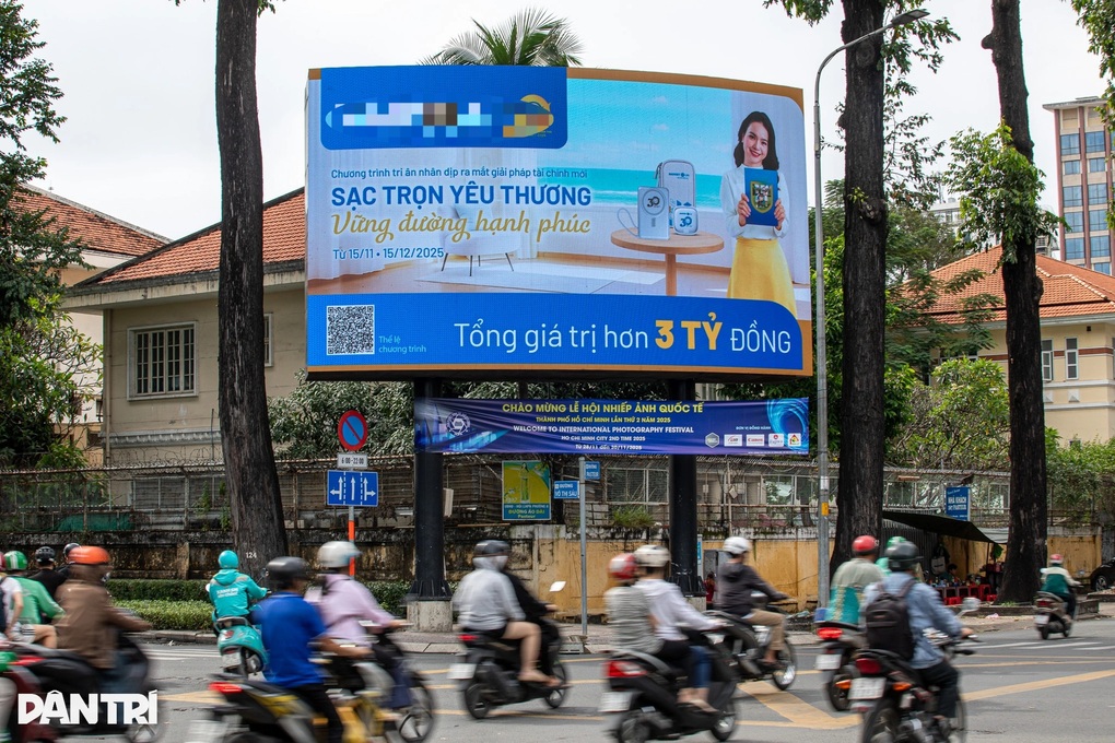 TPHCM tổng rà soát trụ, bảng quảng cáo ngoài trời - 1