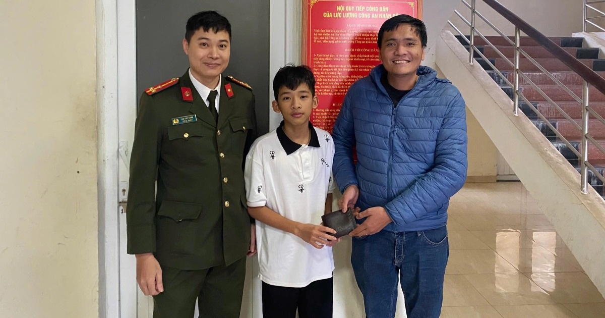 Nam sinh nhờ công an trả lại chiếc ví chứa gần 23 triệu đồng