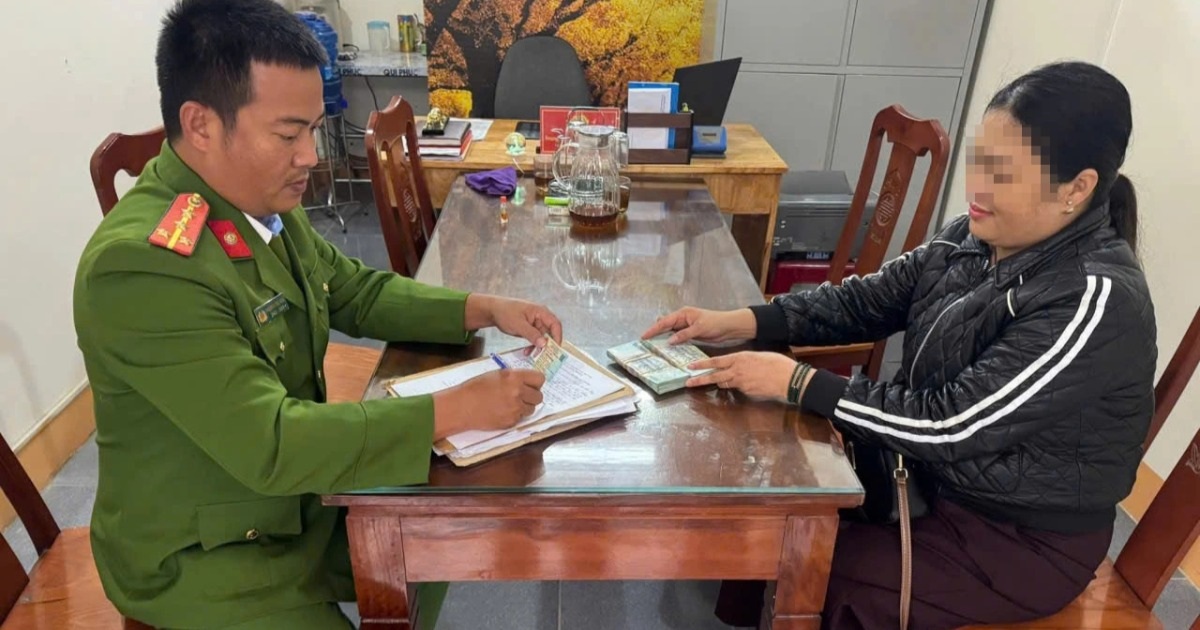 Chuyển nhầm 100 triệu đồng vào tài khoản trùng tên con, mẹ cầu cứu công an