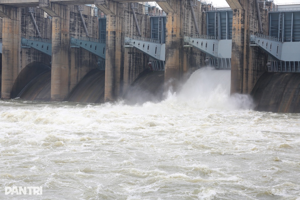Hồ thủy điện lớn nhất miền Nam tăng mức xả lũ từ sáng 9/12 - 1 Hồ thủy điện lớn nhất miền Nam tăng mức xả lũ từ sáng 9/12 - 1