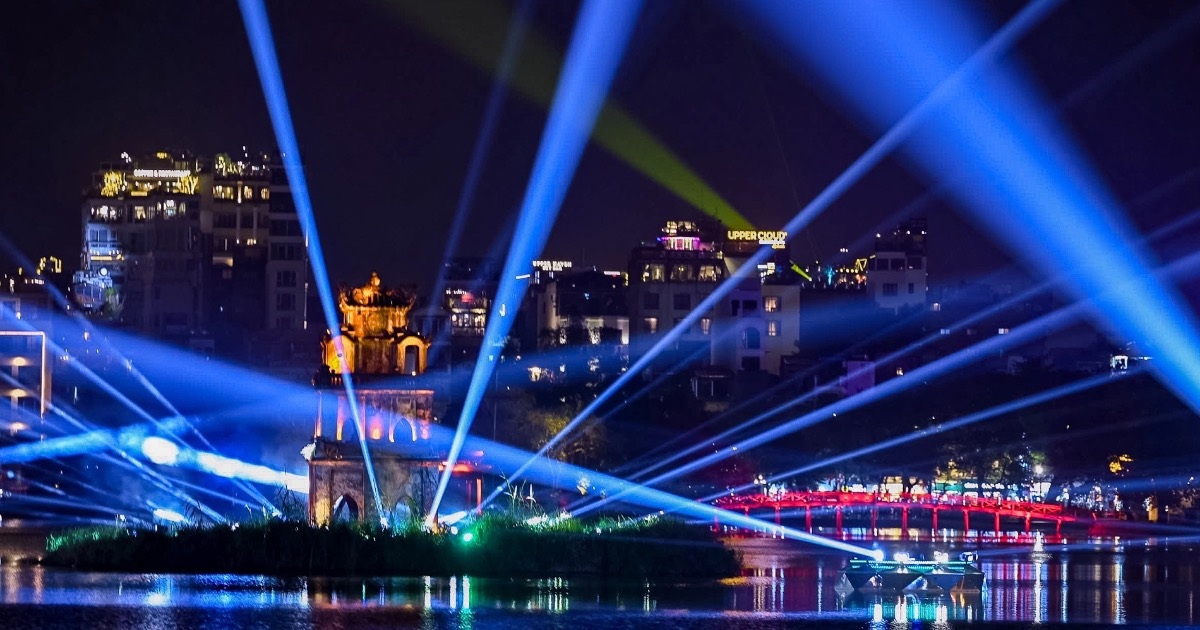 Ánh sáng nghệ thuật hồ Gươm thắp sáng không khí Giáng sinh ở Hà Nội