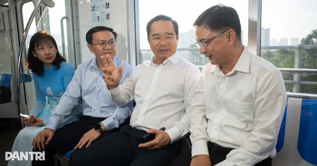 Lãnh đạo TPHCM đi metro, dùng thử robot AI ngày cuối năm