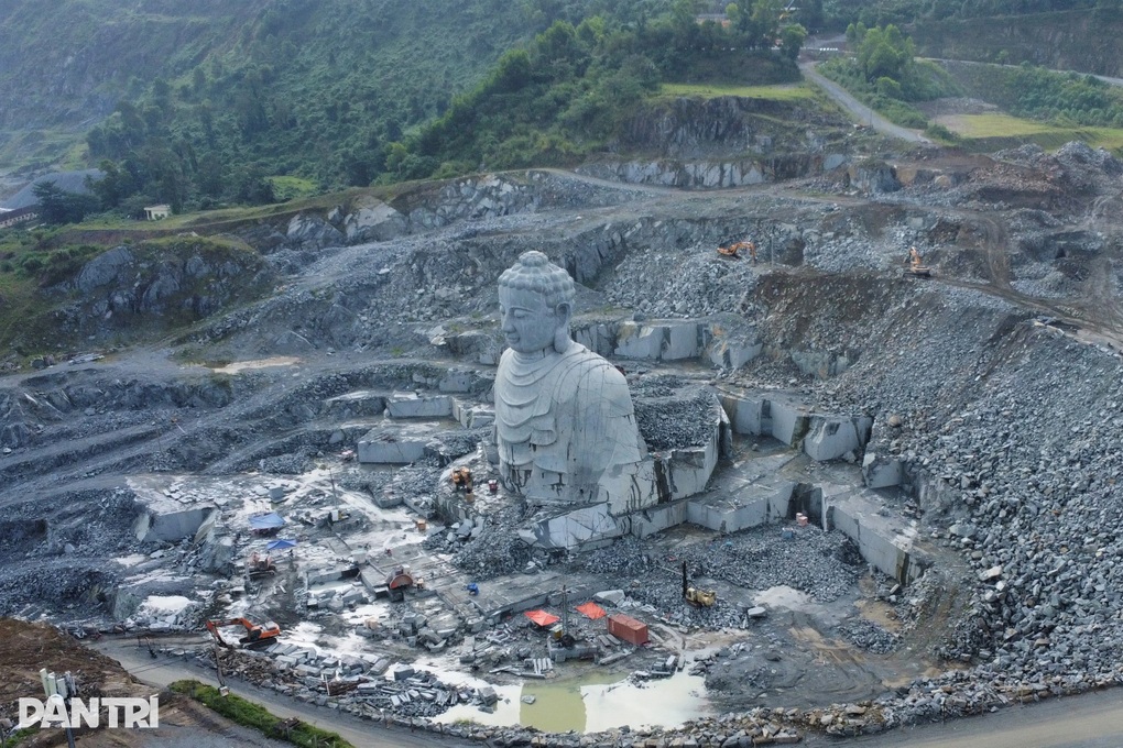 Tượng Phật khổng lồ dần thành hình gần mỏ đá ở Đà Nẵng - 1 Tượng Phật khổng lồ dần thành hình gần mỏ đá ở Đà Nẵng - 1