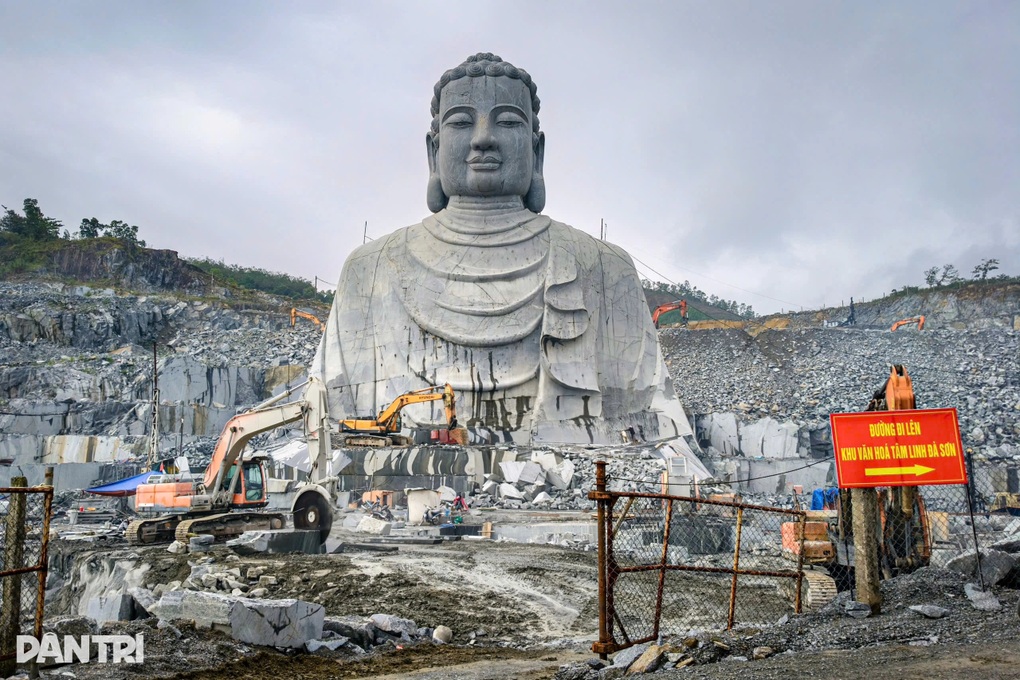 Tượng Phật khổng lồ dần thành hình gần mỏ đá ở Đà Nẵng - 2 Tượng Phật khổng lồ dần thành hình gần mỏ đá ở Đà Nẵng - 2