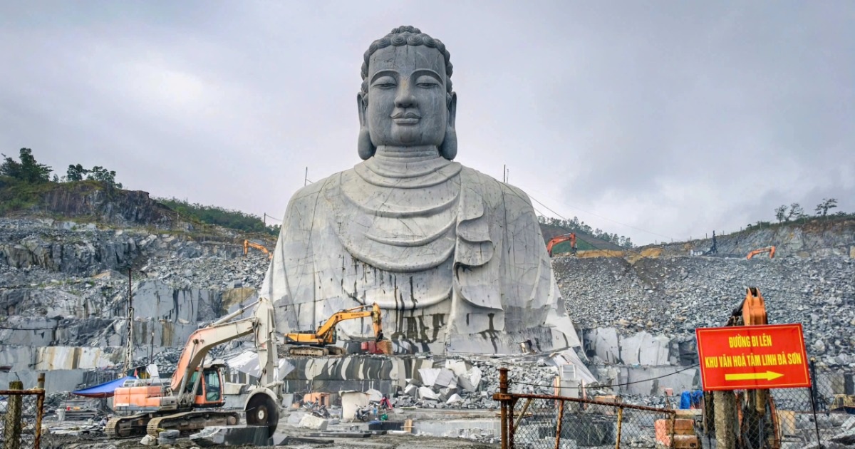 Tượng Phật khổng lồ dần thành hình gần mỏ đá ở Đà Nẵng