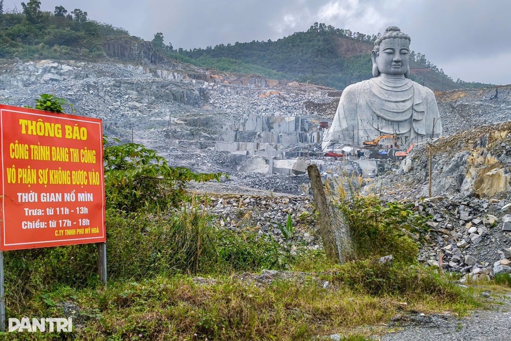 Tượng Phật khổng lồ dần thành hình gần mỏ đá ở Đà Nẵng - 3 Tượng Phật khổng lồ dần thành hình gần mỏ đá ở Đà Nẵng - 3