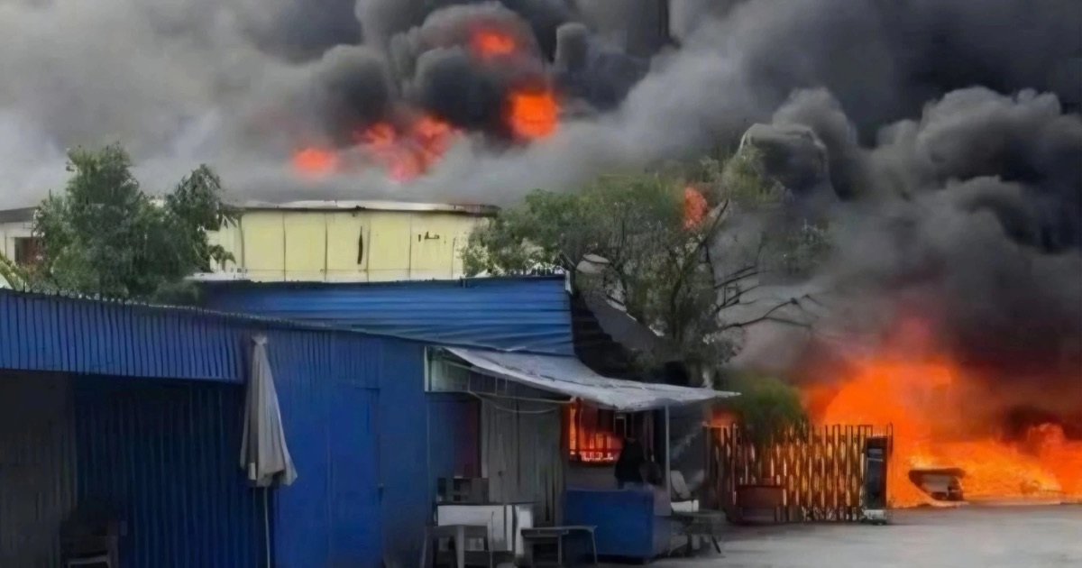 Cháy dữ dội ở xưởng giày da tại Tiên Lãng, khói bốc cao hàng chục mét