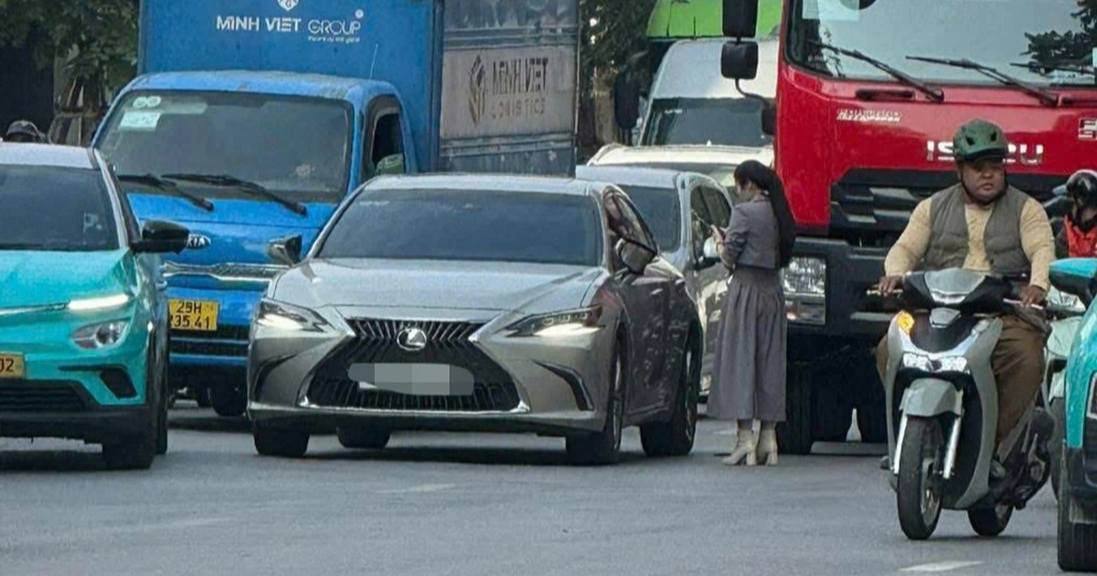 Ô tô Lexus va chạm với xe PCCC trên phố ở Hà Nội