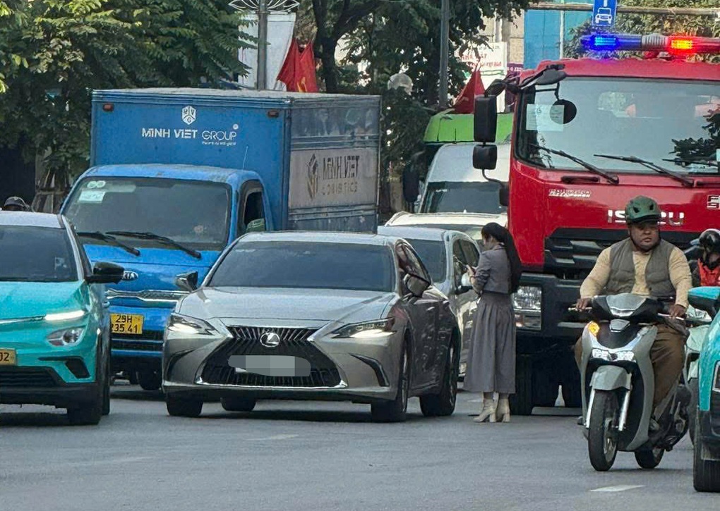 Ô tô Lexus va chạm với xe PCCC trên phố ở Hà Nội - 1 Ô tô Lexus va chạm với xe PCCC trên phố ở Hà Nội - 1