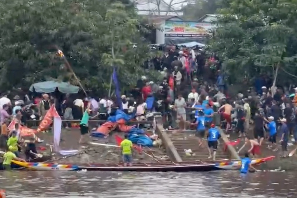 Lễ hội đua ghe náo loạn vì vận động viên đánh nhau bằng mái chèo - 1