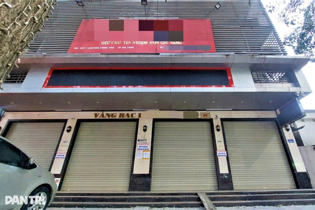 Công an kiểm tra chuỗi cửa hàng vàng lớn ở Hà Tĩnh, khách hàng hoang mang - 1