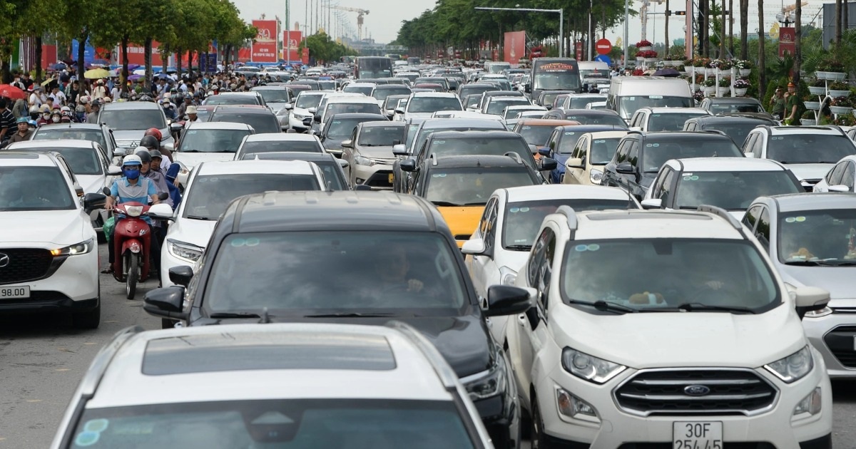 Vì sao taxi, xe tải, xe ôm là những nhóm đầu tiên phải chuyển sang xe điện?