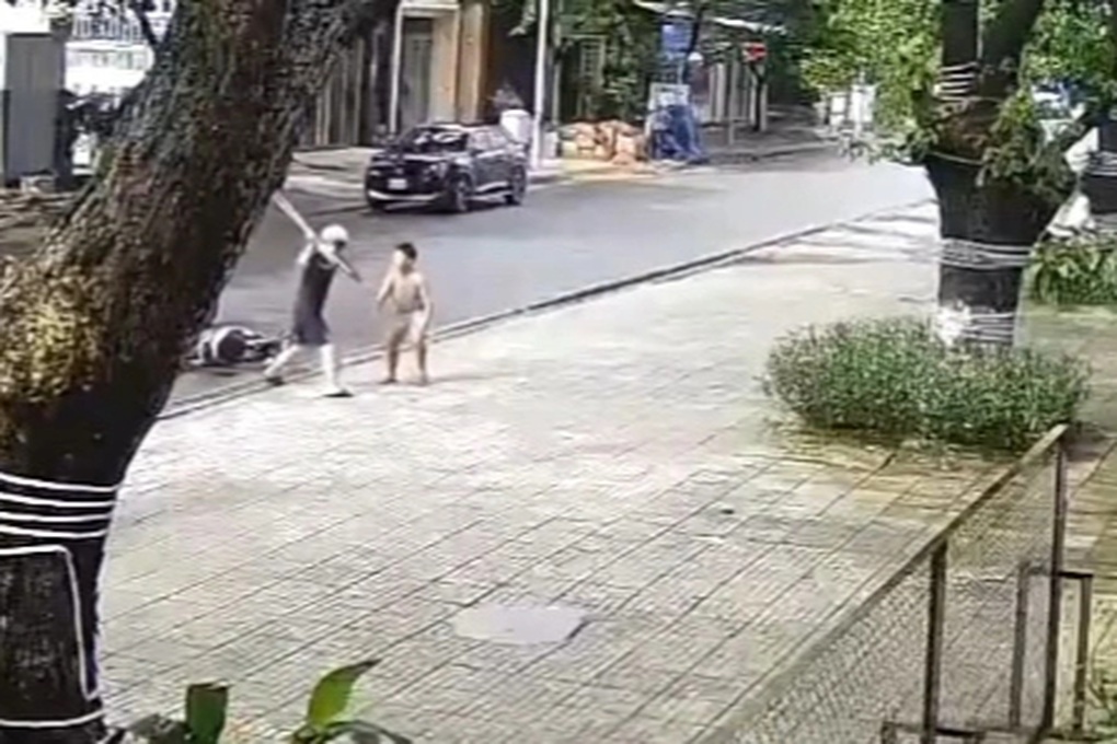 Người đàn ông đẩy ngã xe, đánh 3 cháu bé giữa đường nói gì? - 2