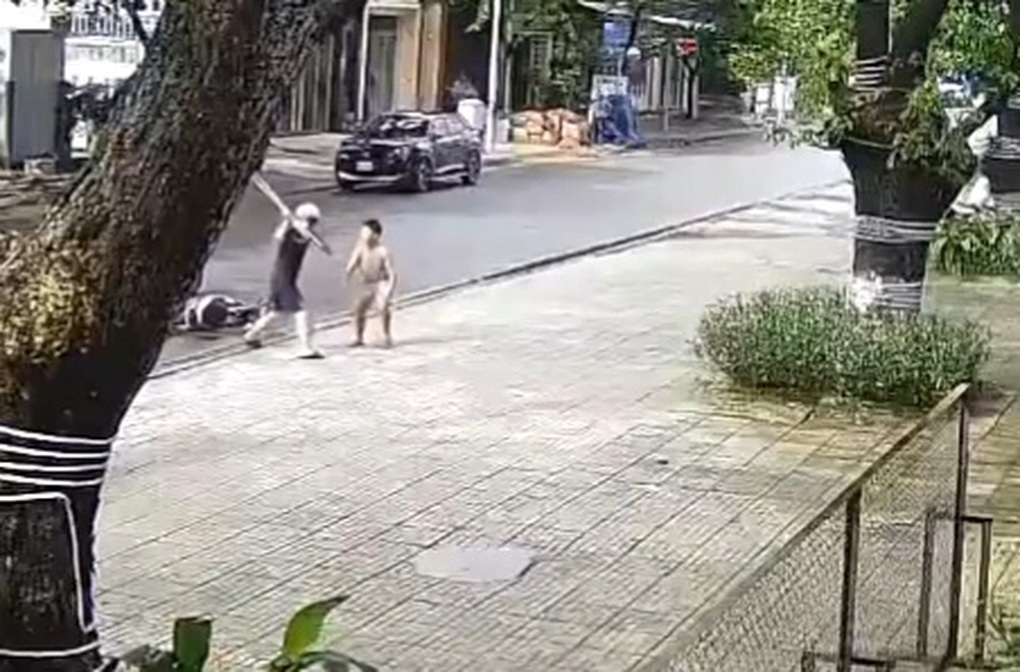 Xác minh người đàn ông đẩy ngã xe, dùng cây đánh 3 cháu bé - 1