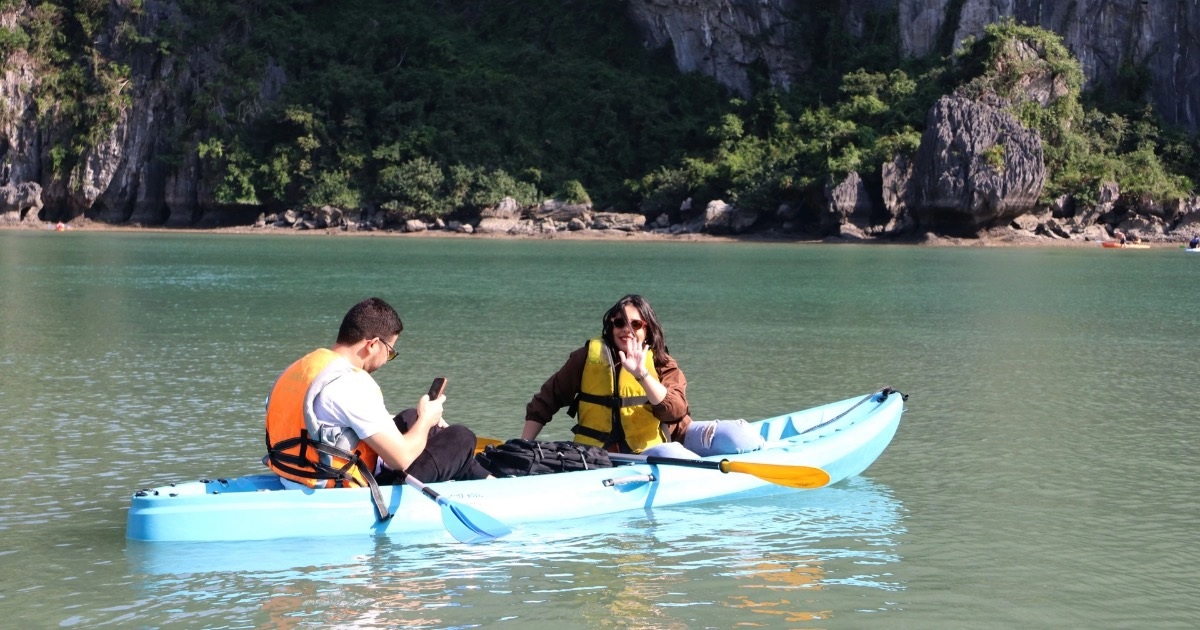 Vịnh Hạ Long tuyệt đẹp dưới nắng đông