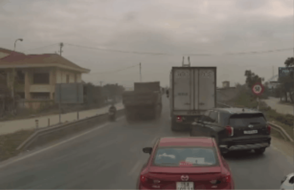 Lái xe tải và tài xế ô tô bán tải vượt ẩu, mỗi người bị phạt 5 triệu đồng - 1