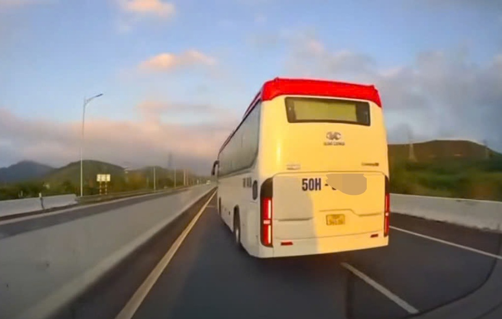 Lái xe khách bị phạt 5 triệu đồng vì vượt ẩu trên đường cao tốc - 1