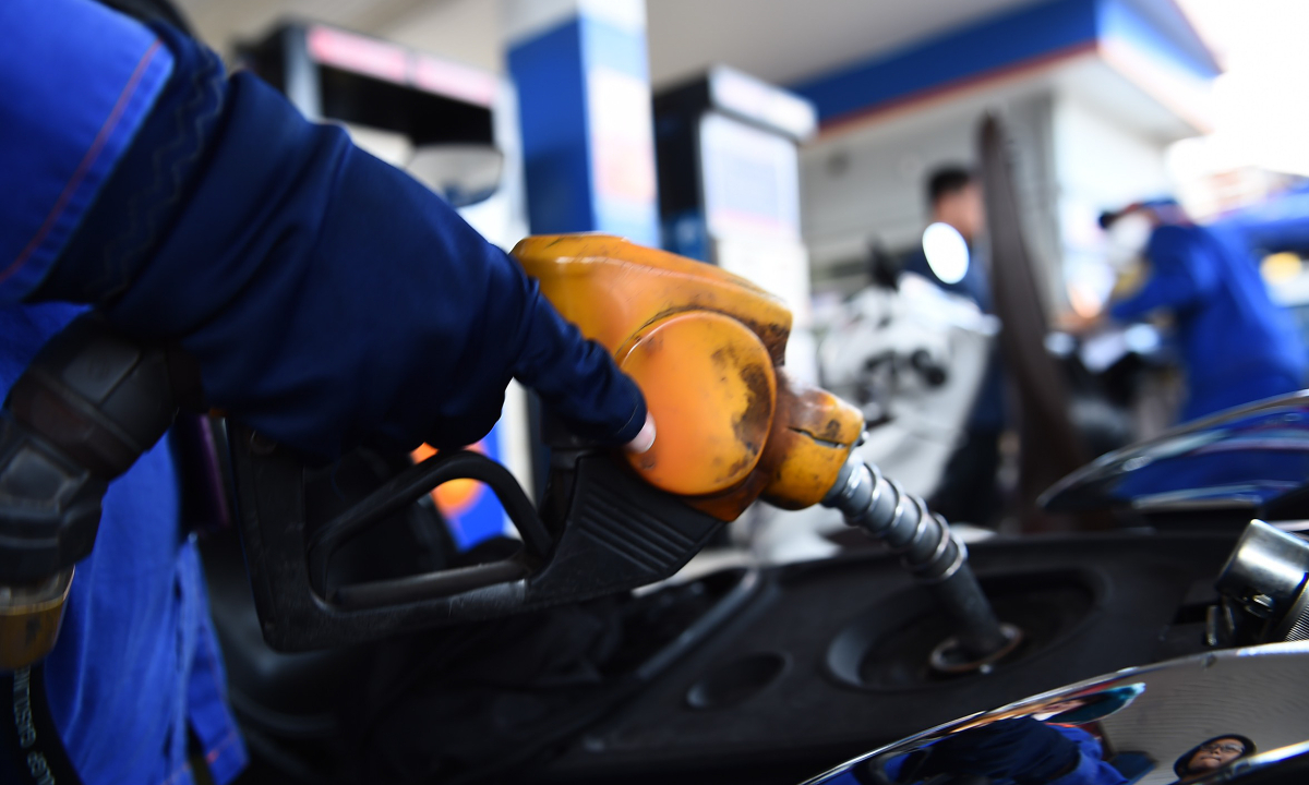 Giá xăng giảm về sát 20.000 đồng một lít