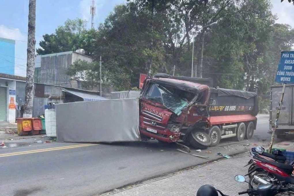 4 xe tải tông liên hoàn, hiện trường ngổn ngang ở TPHCM - 1